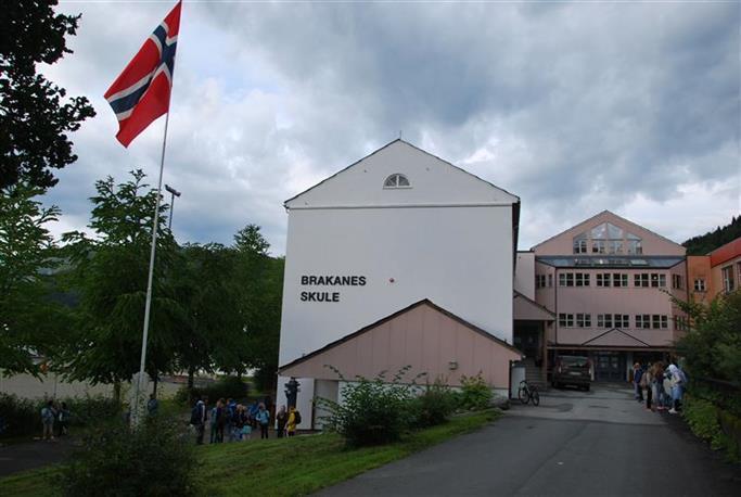 brakanes skule med norsk flagg - Klikk for stort bilete